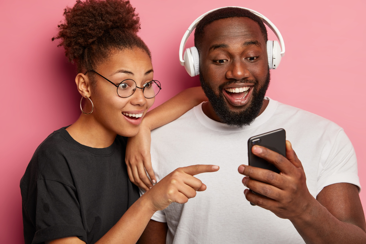 Zwei Menschen hören gemeinsam Musik über ein Smartphone