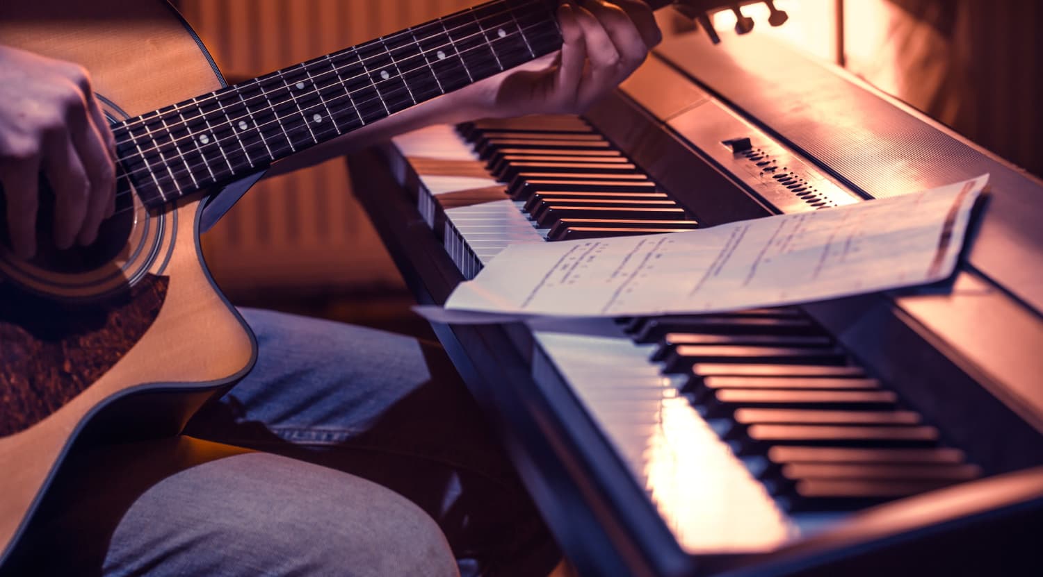 Instrumente und Mischpult in einem Musikstudio