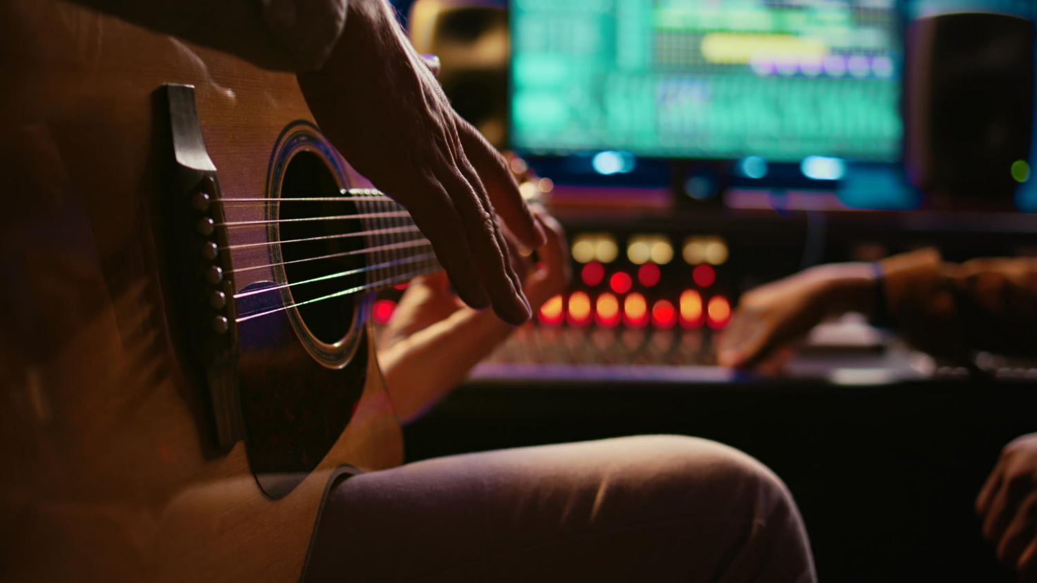Musikproduzent bei einer professionellen Auftragskomposition im Tonstudio